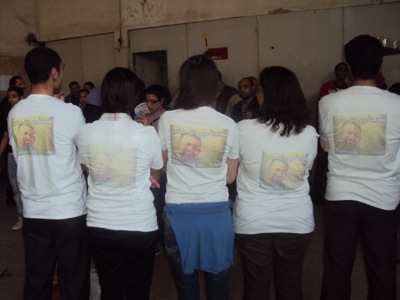 Blogger con maglietta che raffigura Abbas