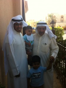 Photo de Hamad Al Olayan avec son père et deux enfants après sa libération 