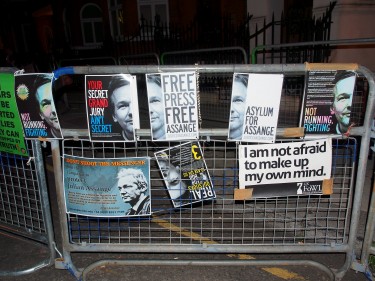 Plakate und Poster an Absperrgittern vor der ecuadorianischen Botschaft, die sich zu Wikileaks-Gründer Julian Assange bekennen. Foto von Pete Riches, copyright Demotix (16/08/12).