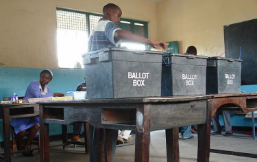 Polling station, Kenya, 2007. Photo by Anthony Njenga. (CC BY 2.0)
