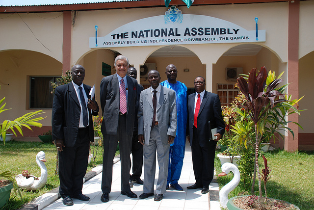 Miembros de la Asamblea Nacional de Gambia se reúnen con el Secretario General Kamalesh Sharma. (CC BY-NC-ND 2.0)