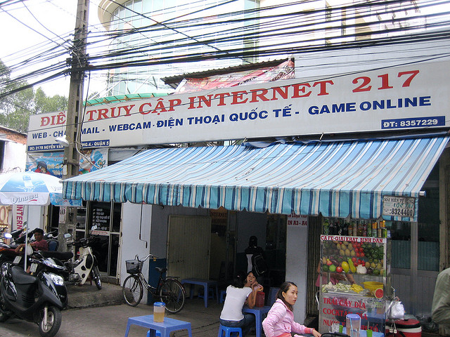 Internet cafe in Saigon, Vietnam. Photo by Ivan Lian. (CC BY-NC-ND)