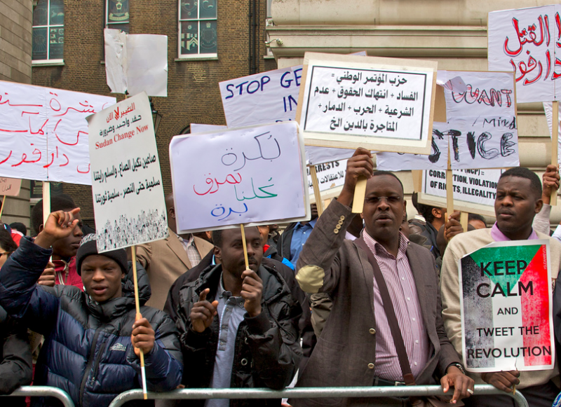 Demonstrators gather at US embassy in London. Photo by Sudanese Tribune via Flickr (CC BY-NC-SA 2.0)