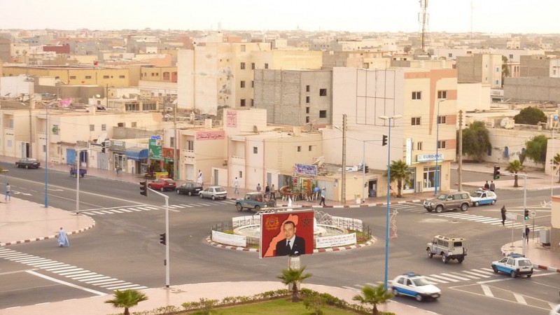 Dajla, Western Sahara Occidental. La valla publicitaria en primer plano muestra una fotografía del rey de Marruecos, Mohammed VI. Foto de Yo TuT vía Wikimedia Commons (CC BY 2.0)