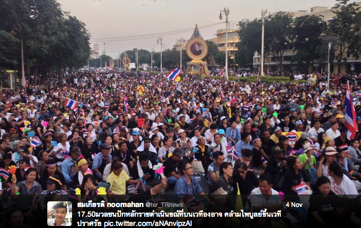 Protesta masiva contra proyecto de ley de amnistía en Bangkok, noviembre de 2013. Foto de Twitter user @ter_TRnews