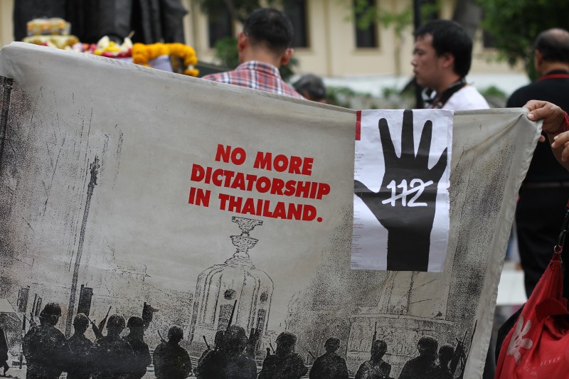 Protesters hold up a banner demanding a reform in Article 112 or the Lese Majeste (anti-royal insult) law. Thousands of websites are blocked in Thailand by invoking Article 112. Photo by Matthew Richards, Copyright @Demotix (2/5/2012)