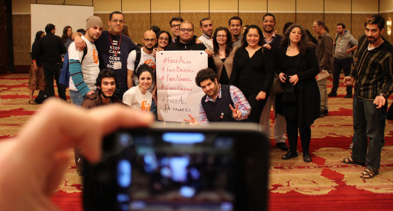 Participantes en una reunión de blogueros arabes muestran un cartel en el que se pide la liberación de sus colegas encarcelados. Foto de Hisham Almiraat, utilizada con autorización.