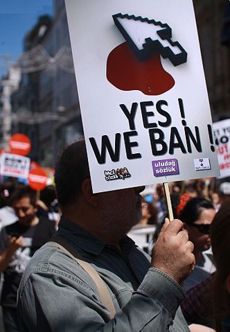 Protesto contra a censura na Internet. Istambul, Maio de 2011. Foto por Erdem Civelek via Wikimedia Commons (CC BY 2.0)
