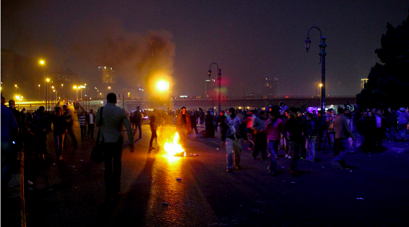 Manifestantes no Cairo, Janeiro de 2013. Imagem por Gigi Ibrahim via Wikimedia Commons (CC BY 2.0)