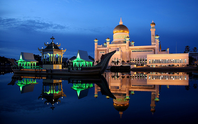 Sultan Omar Ali Saifuddin Mosque in Brunei. Image from Flickr page of Jim Trodel (CC License)