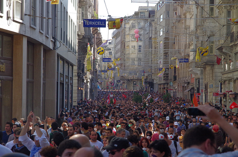 Manifestantes em Istambul, 2013. Foto por Alan Hilditch via Flickr (CC BY 2.0)