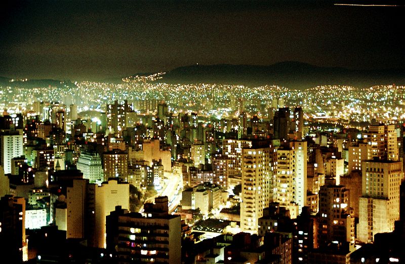 Sao Paolo la nuit. Photo d'Andre Deak via Wikimedia Commons (CC BY 2.0)
