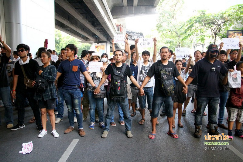 Manifestants anti-putsch en Thaïlande. Photo de Prachatai via Flickr (CC BY-NC-ND 2.0)