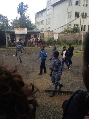 Cena à porta do tribunal de Adis Abeba. Foto publicada com auorização.