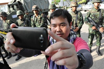 タイの「クーデター自分撮り」@MarcoTexRangerによるTwitter投稿