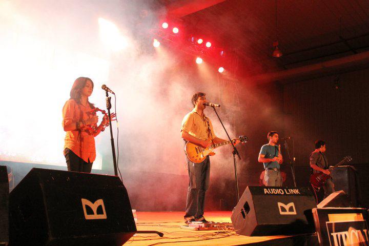 Laal performing in Karachi in 2011. Photo by Dewaar via Wikimedia Commons (CC BY-SA 3.0)