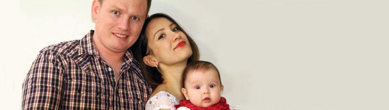 Алекс Содиков со сопругата и бебето. Фотографијата е објавена со дозвола.