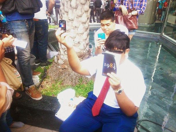 Under the new regulation, Thai media  and even netizens can face punishment if they reported this photo because the public reading of the book '1984' is deemed a protest by the coup authorities. Photo from Facebook page of Prachatai.