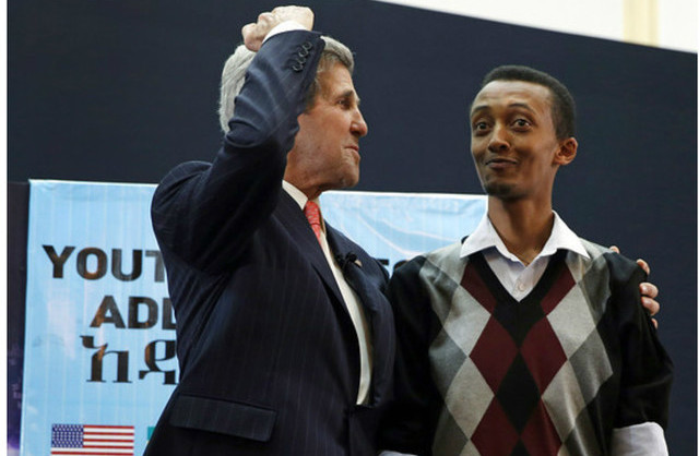Natnael Feleke avec M. John Kerry, 2013.